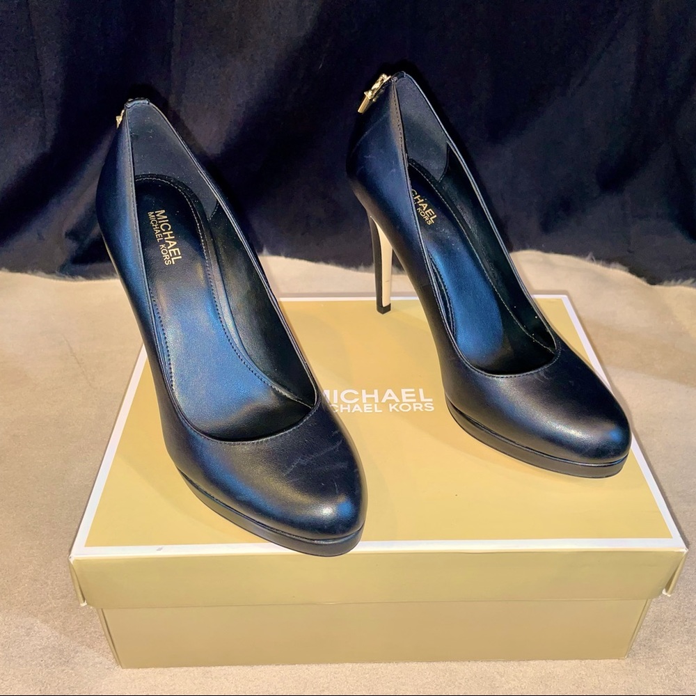 Michael Kors Antoinette Leather Black Pumps (size 6.5)